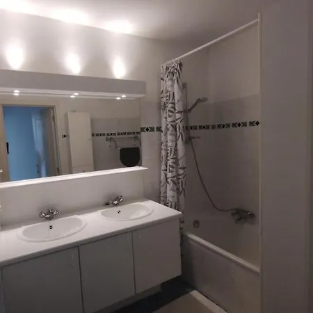 Met Zeezicht, Zwembad & Garage Daire *