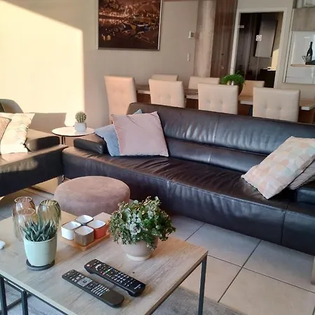 Met Zeezicht, Zwembad & Garage Apartament *